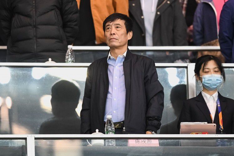哈维说最难执教的俱乐部是巴萨——我不知道执教哪家俱乐部是最复杂的，但对教练的批评太常见了。